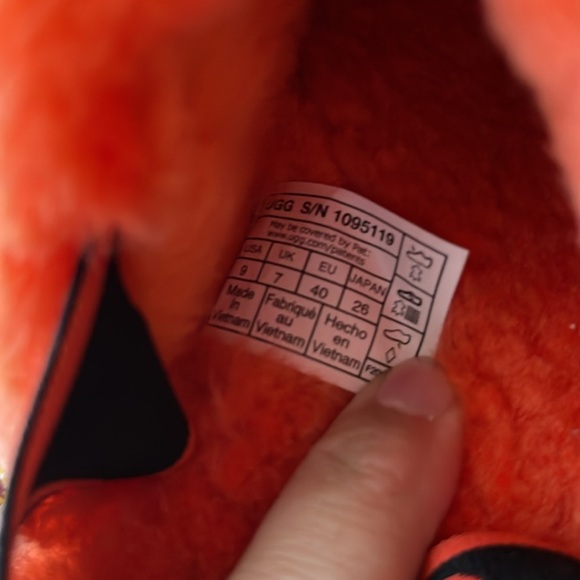 New without tags Ugg Fluff Yeah Slippers - Picture 2 of 2